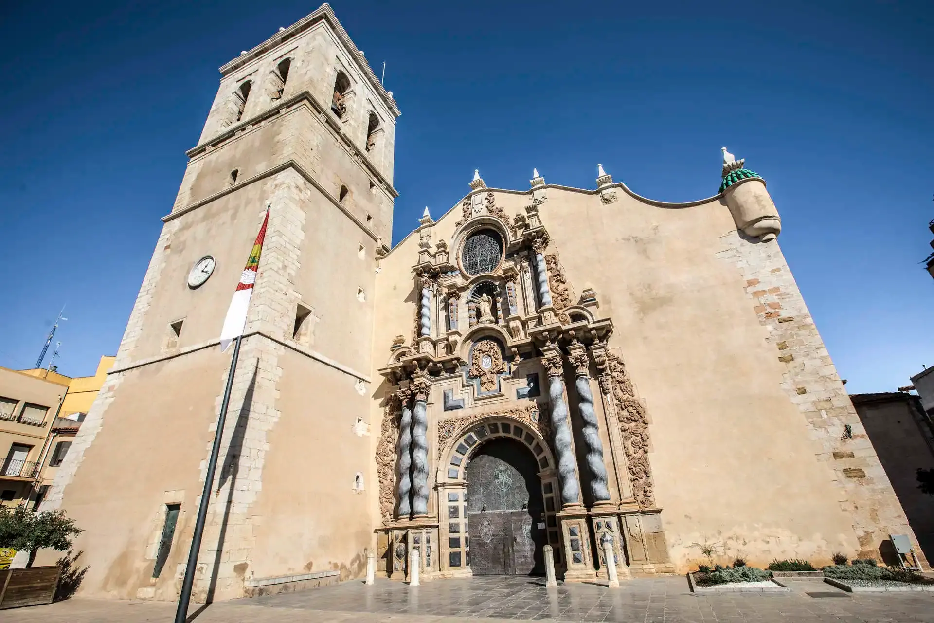 Fachada barroca y campanario de la Iglesia Arxiprestal de Vinaròs