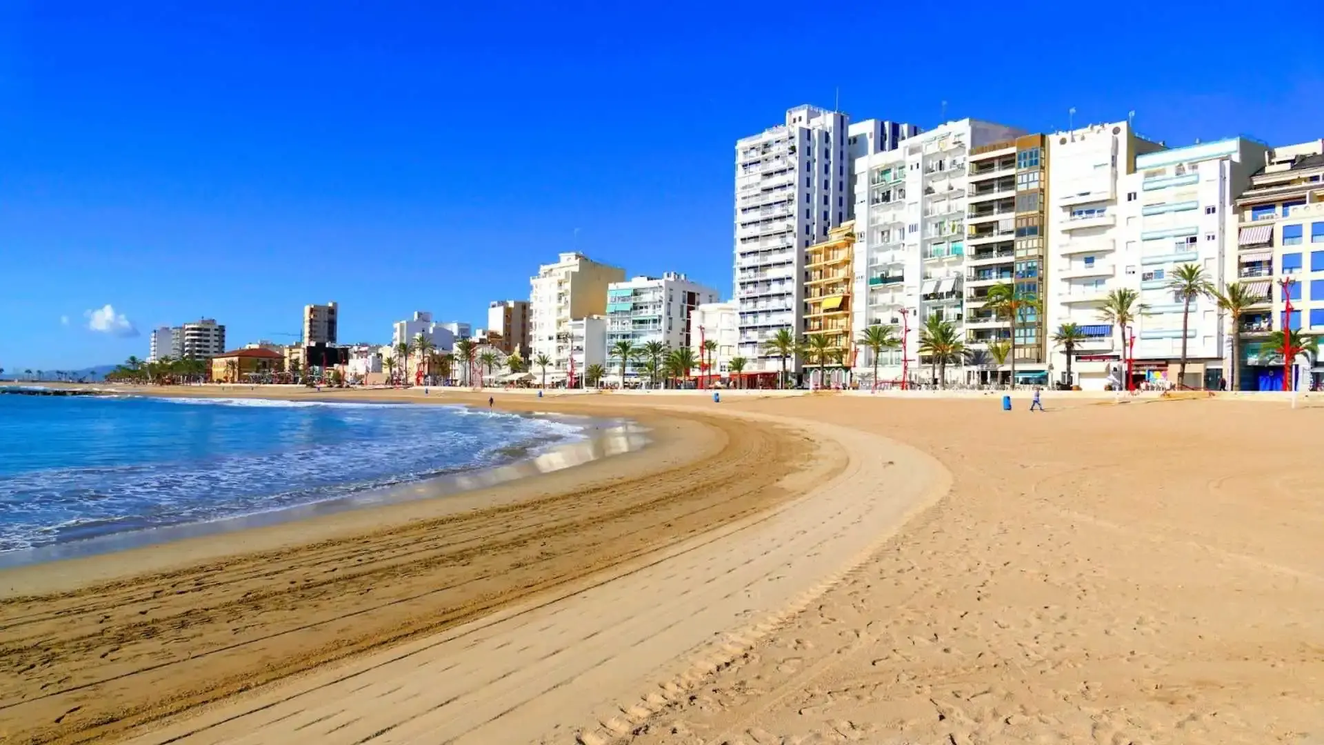 Playa del Fortí de Vinaròs, con el paseo y el casco urbano al fondo